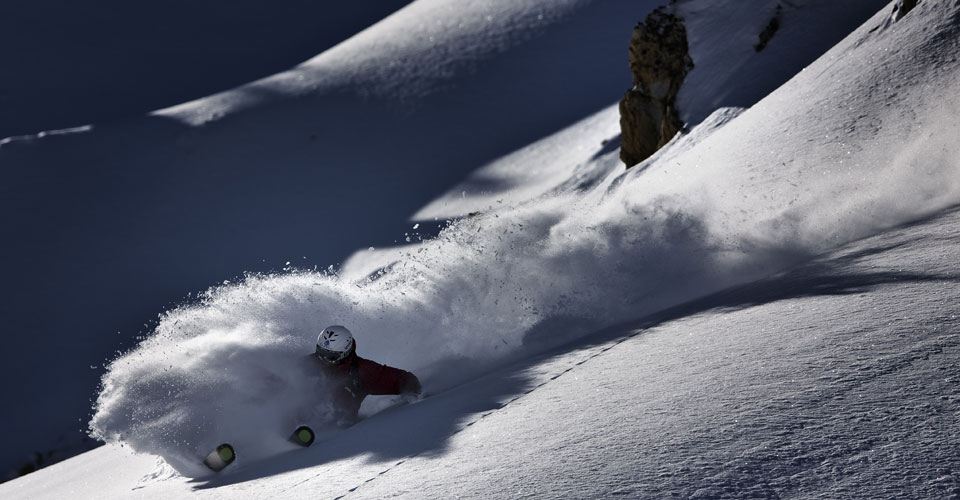 Photo: S.Leon - skier in powder in Les Arcs